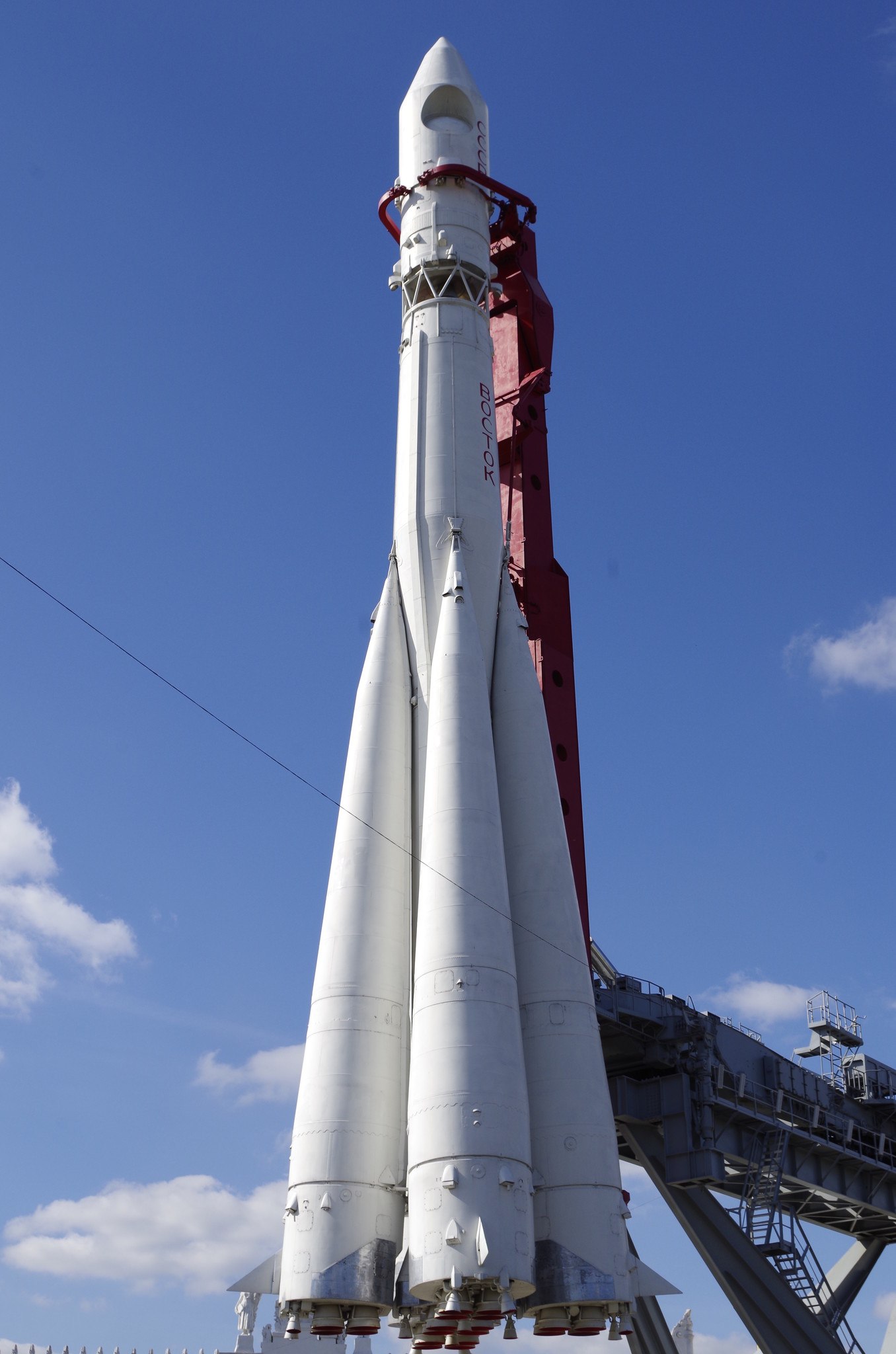 фото юрия гагарина с ракетой