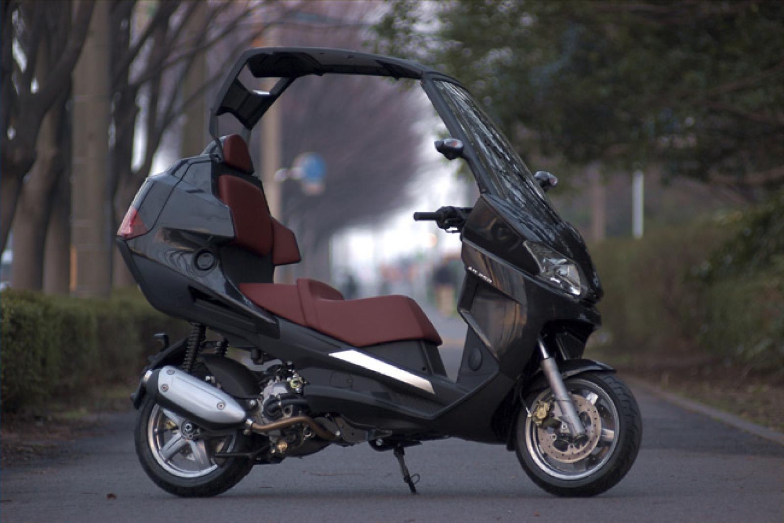 Мотороллер bmw c1. Скутер honda электро трехколесный. Мотороллер с крышей. Мотоцикл bmw c1. Мотороллер с крышей.
