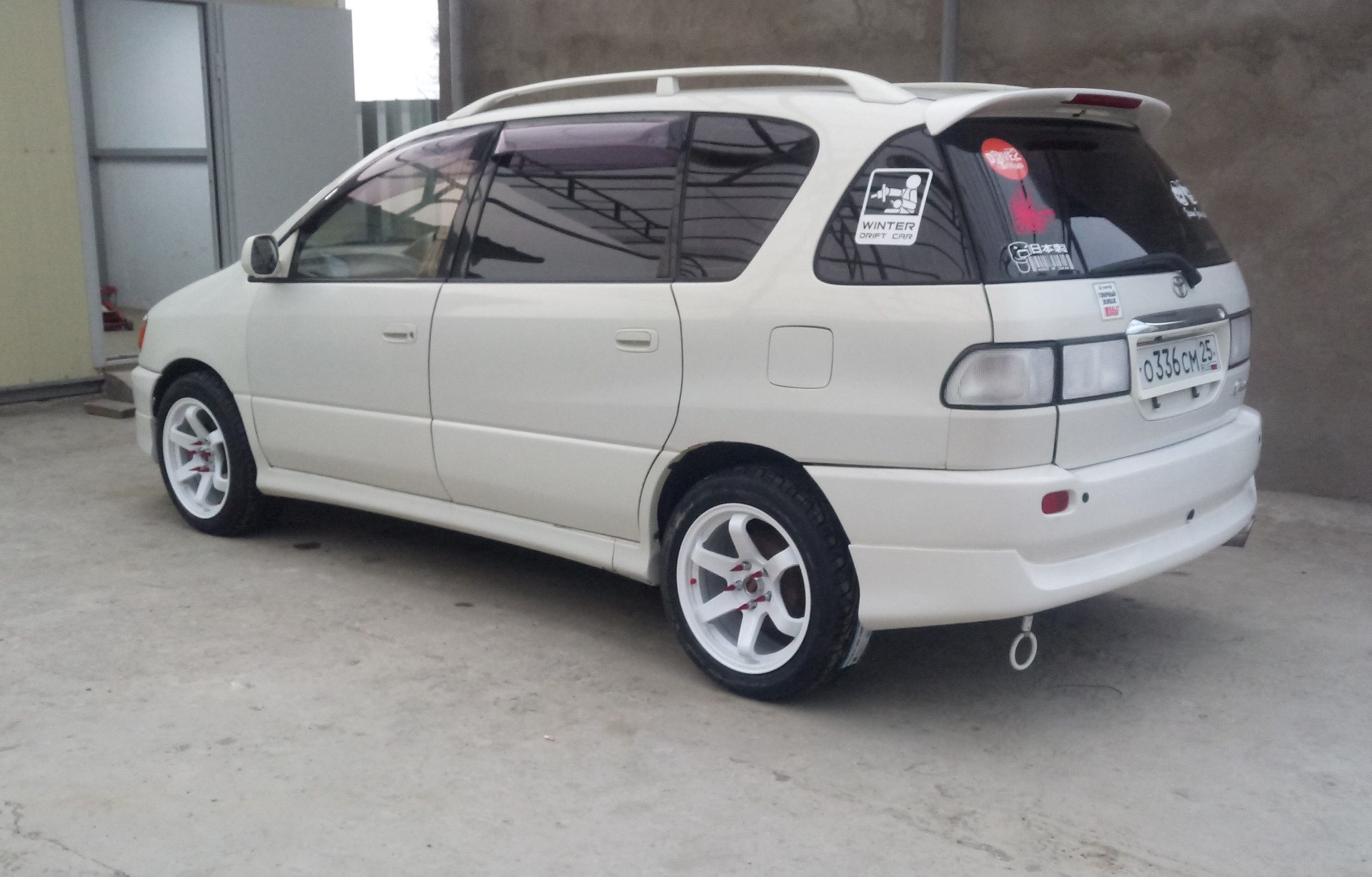 Toyota ipsum 1998 Tuning White