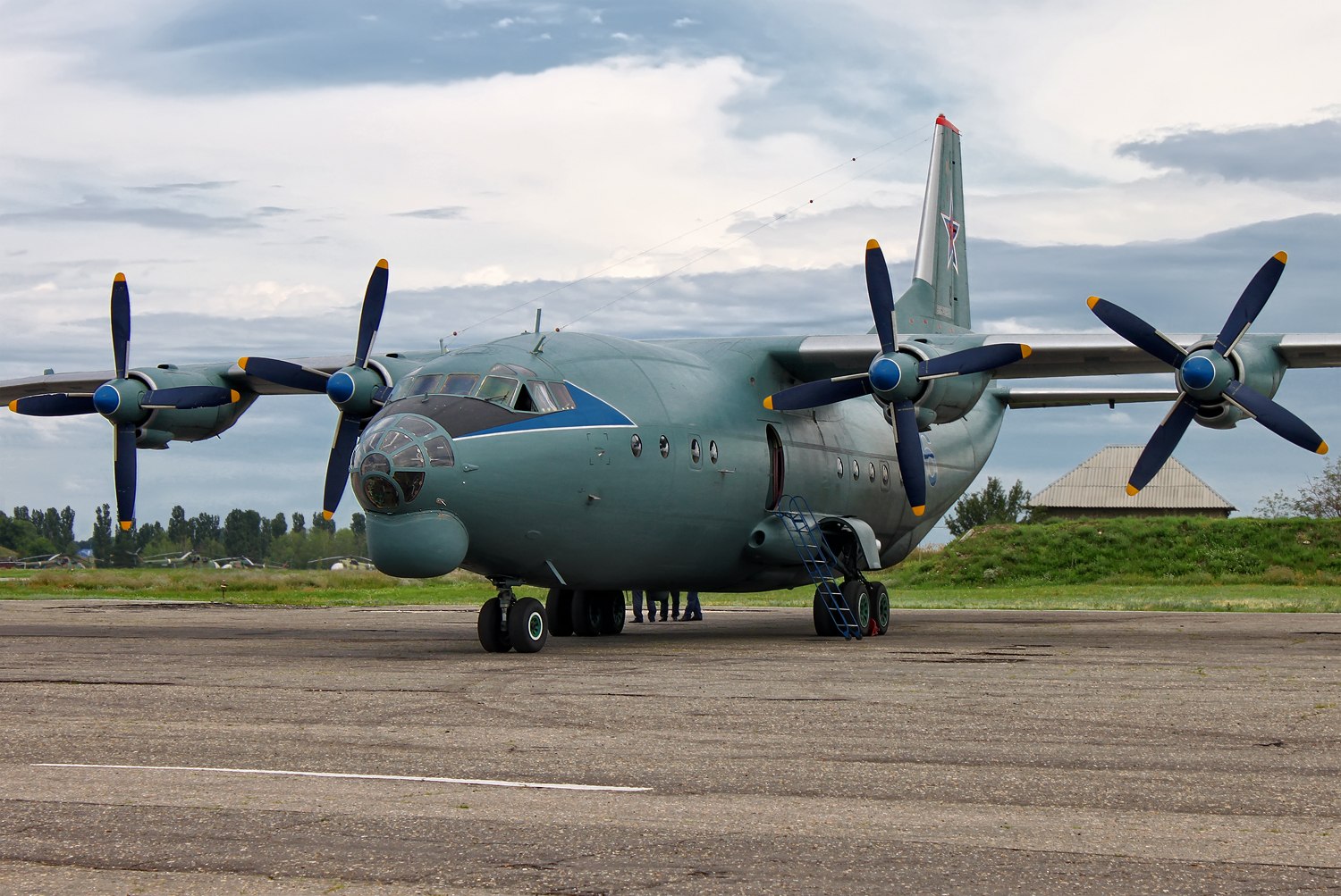 Военно транспортный самолет ан. Самолет АН 12. АН-12 военно-транспортный самолёт. АН-12бк. АН 12 грузовой самолет.