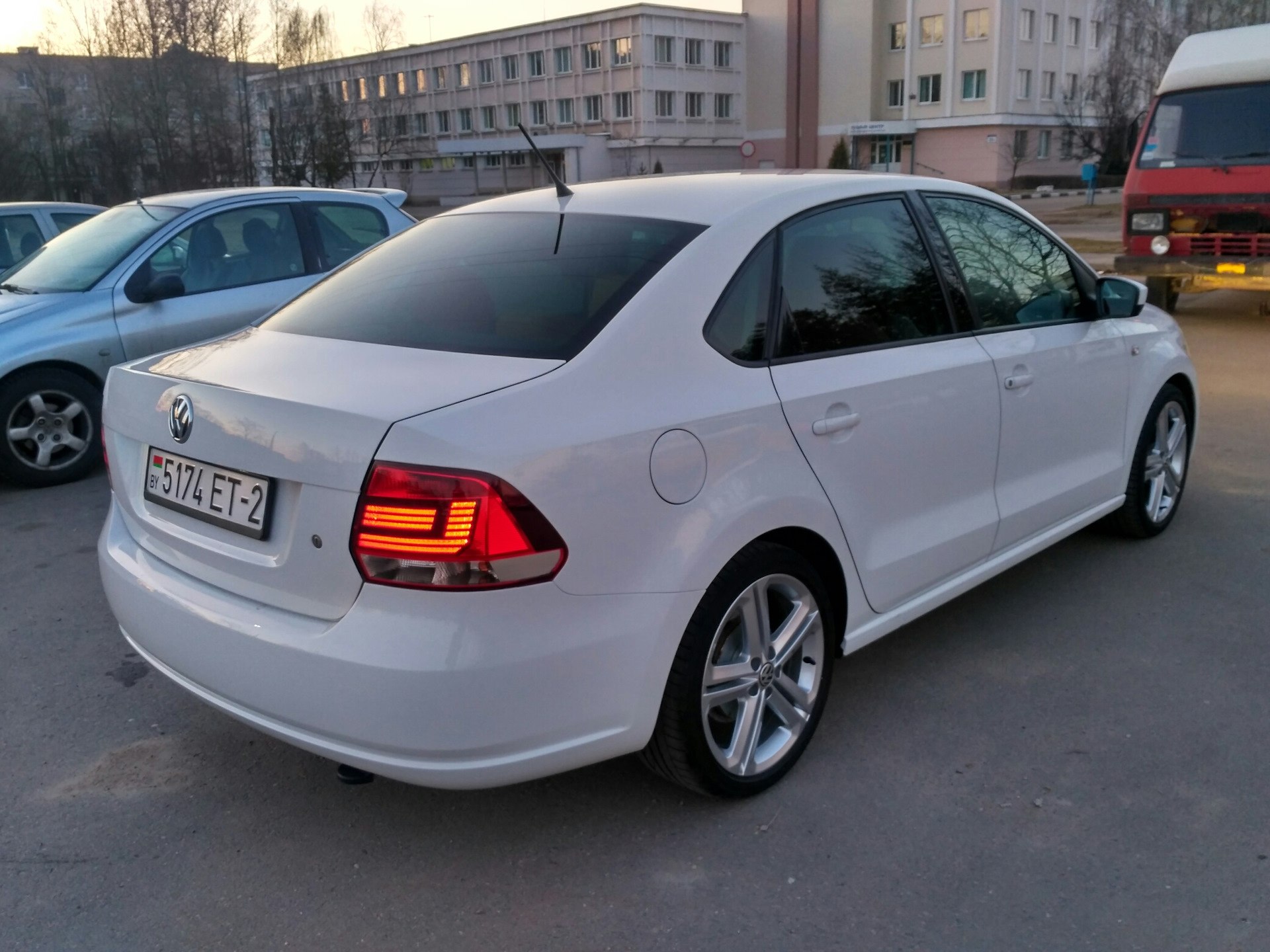 Артикул поло седан. Volkswagen Polo лифтбек r17. Диски r17 Polo Rapid. Поло седан r17 GTI. R17 Rapid Polo.