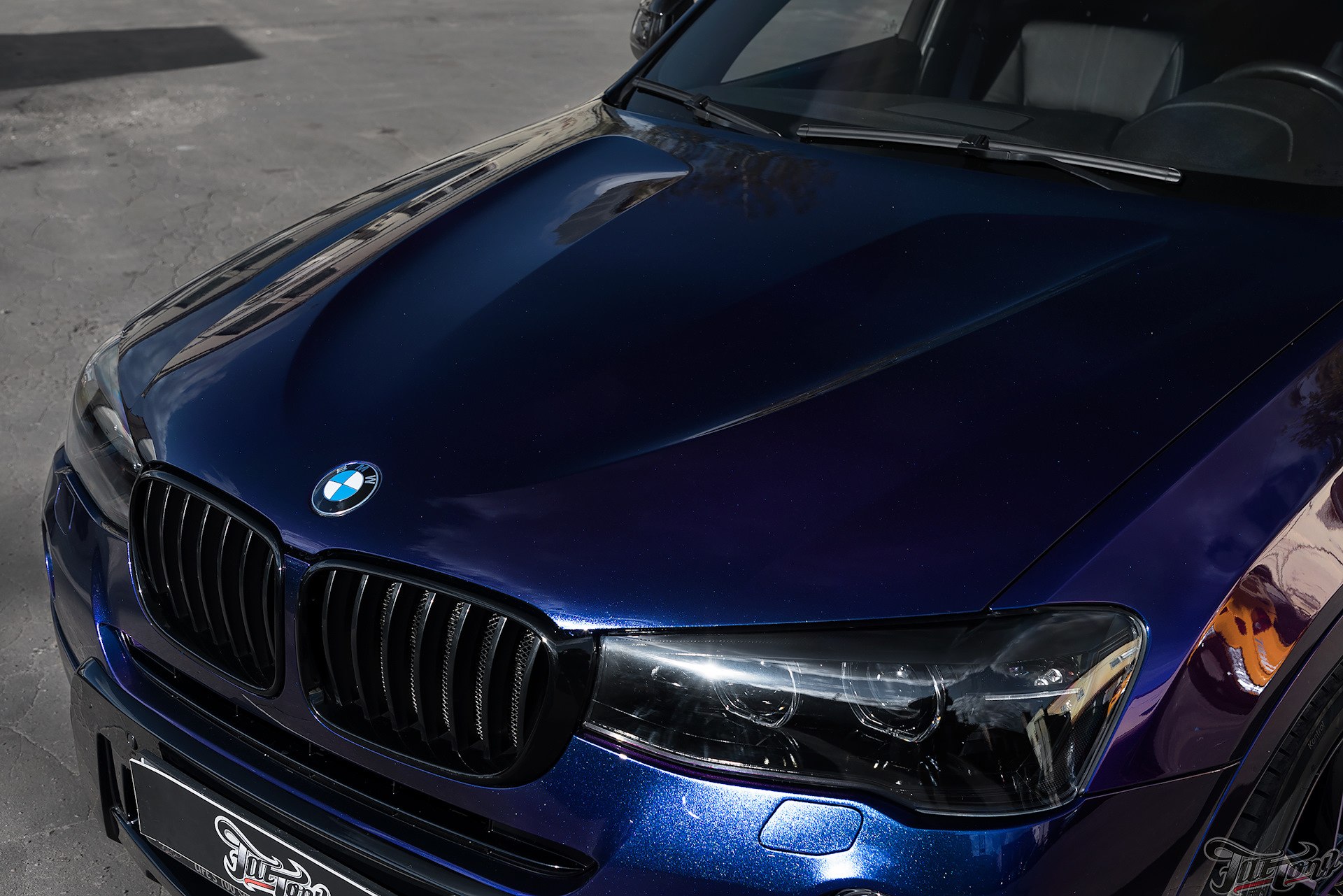 Синий металлик купить. БМВ x7 синий перламутр. BMW 3 синий перламутр. Фиолетовый перламутр БМВ. Х7 БМВ черный перламутр.