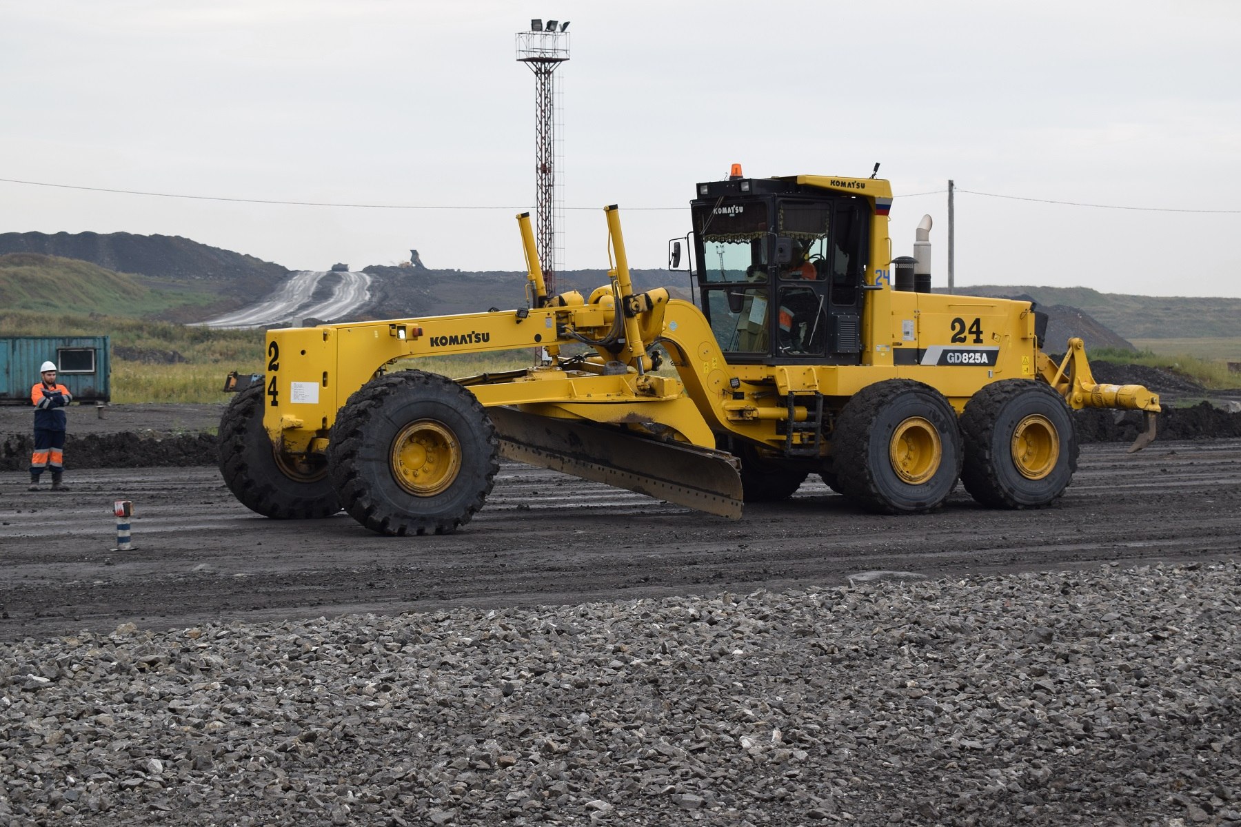 Машинист автогрейдера. Komatsu gd825a-2. Грейдер d Cat 825 c. Грейдер gd825a-2. Машинист автогрейдера ДЗ-98, Caterpillar 160.