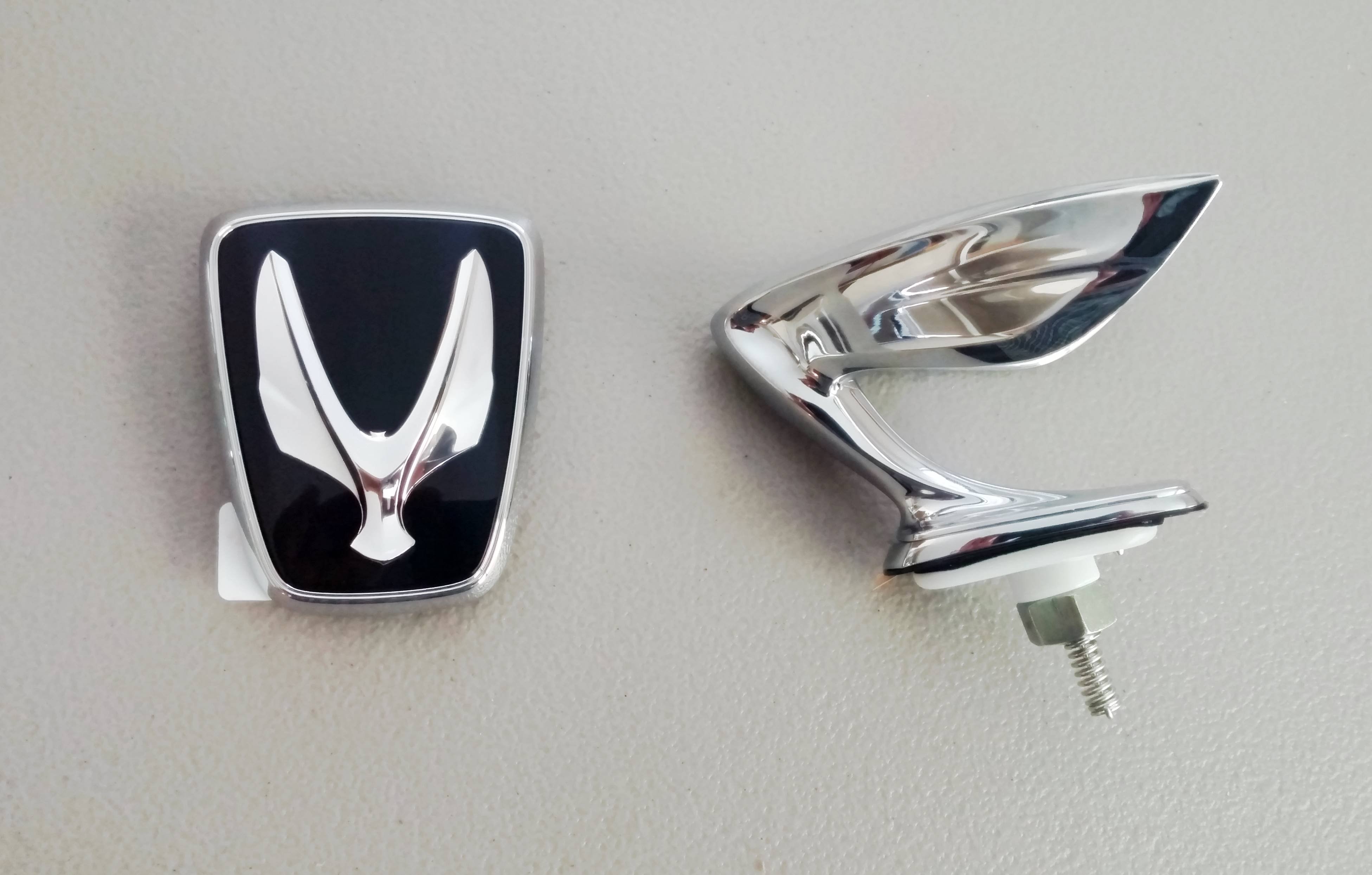 hyundai equus emblem