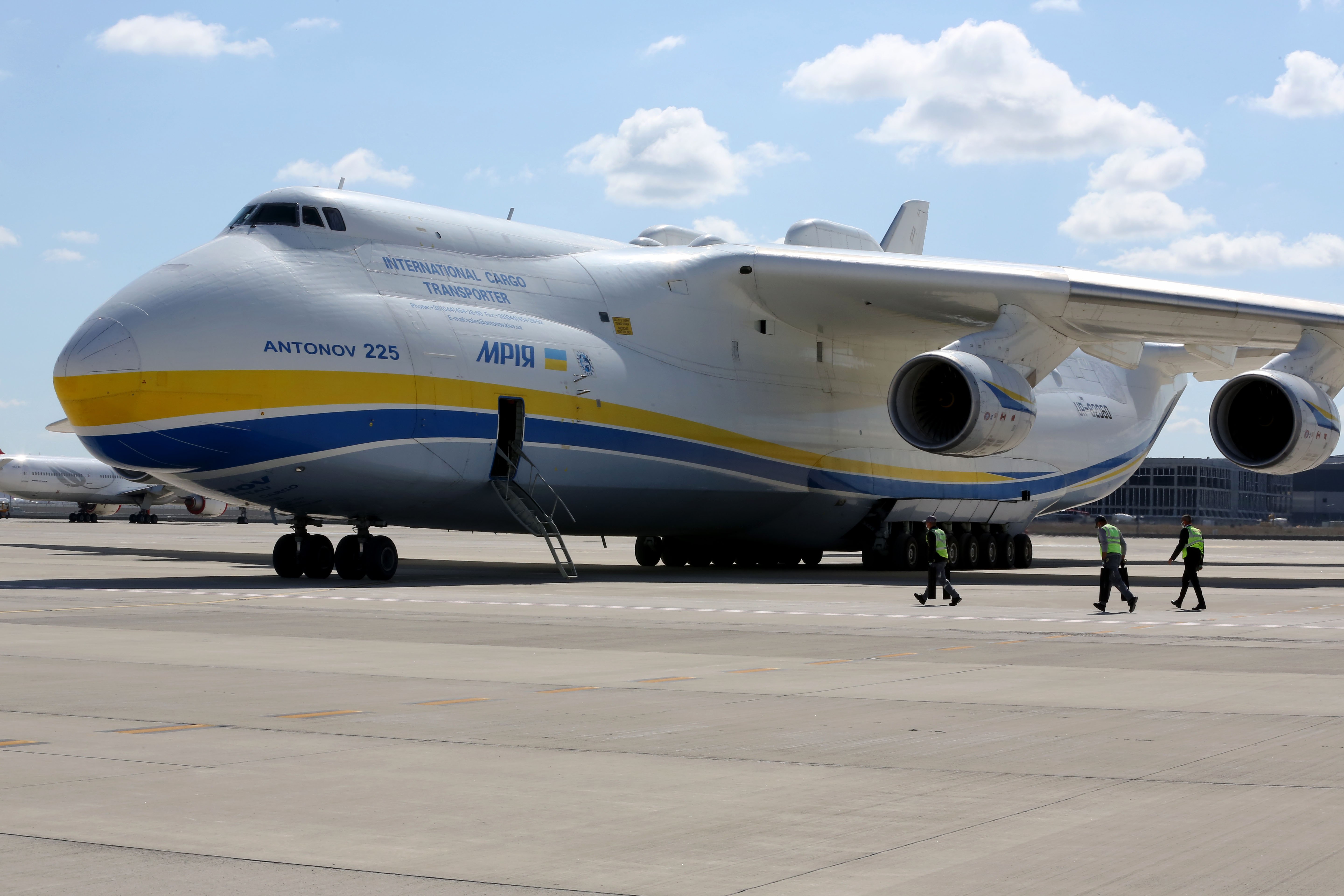 Российско украинский самолет. Самолет Мрия АН-225. Антонов 225 Мрия. Грузовой самолет АН 225 Мрия. АН-225 Мрия кабина.