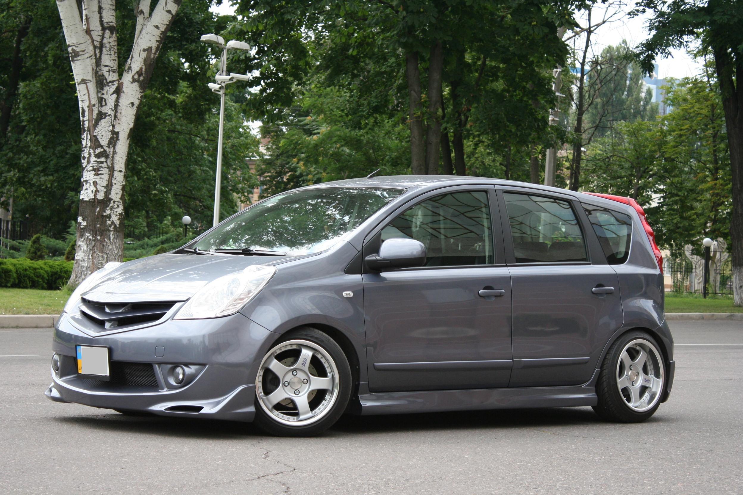 Ноут е11. Nissan Note Impul. Nissan Note обвес Impul. Импул обвес на Ниссан ноут е11. Nissan Note 2006 tunning.