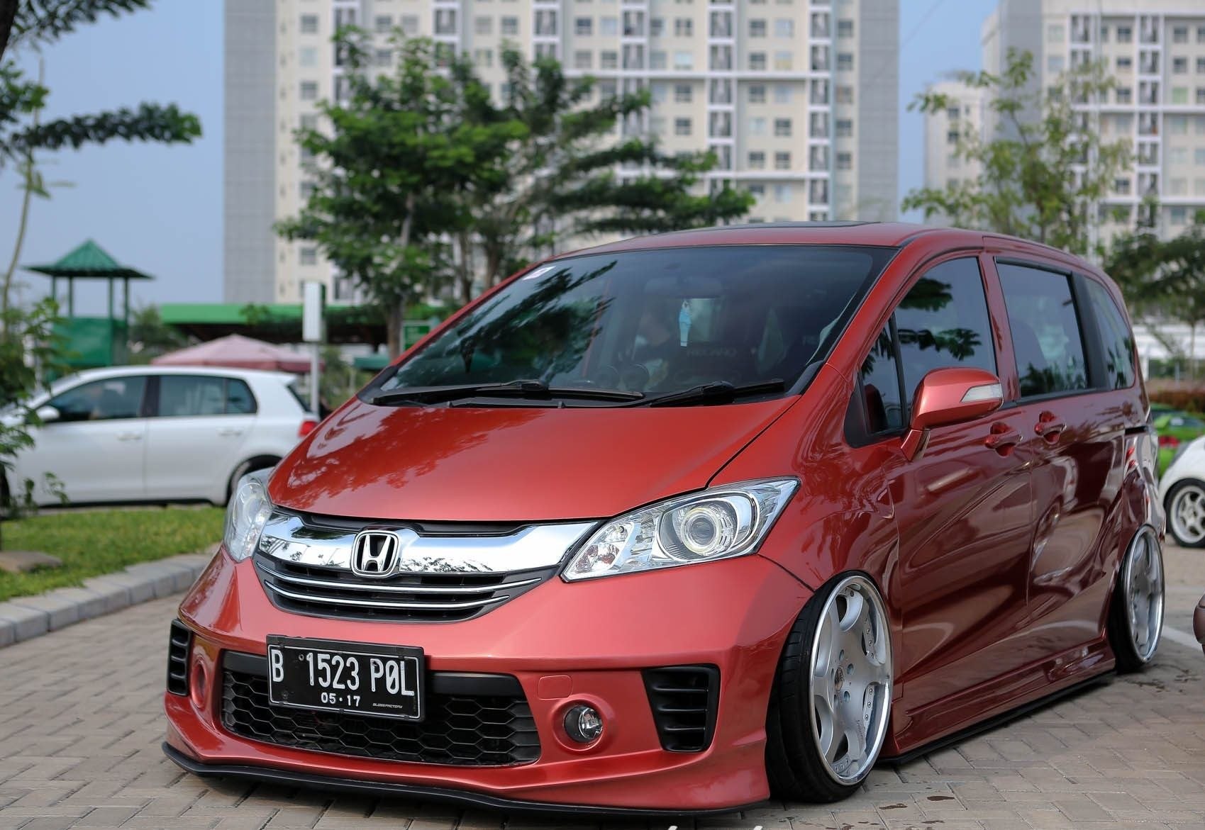 Диски фрид спайк. Honda freed. Honda freed Tuning. Хонда Фрид Спайк. Обвес Хонда Фрид.