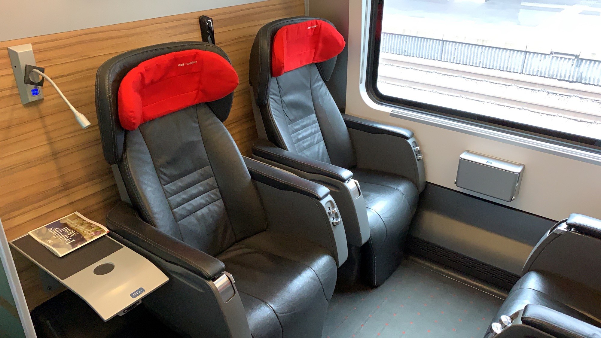 First class train. Railjet first class. Бизнес класс в поезде. Поезд Батуми Тбилиси бизнес класс. ÖBB Business class.