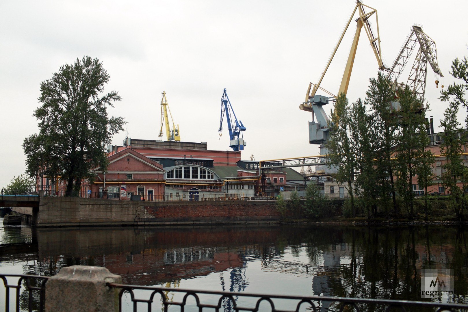 Предприятия санкт петербурга. Верфи Санкт-Петербурга Адмиралтейские завод Санкт-Петербург. Адмиралтейские верфи Питер. Судостроительное предприятие «Адмиралтейские верфи». Адмиралтейские верфи Санкт-Петербург фото.