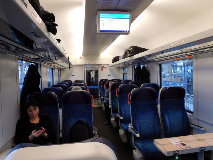 Сидячий вагон в поезде 2с фото