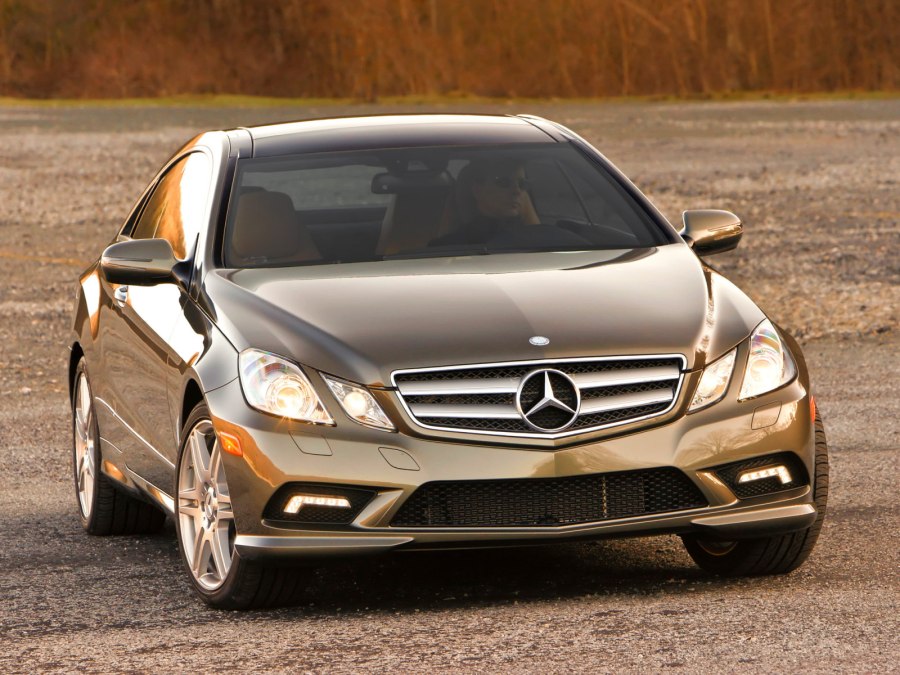 Mercedes Benz CLS 63 AMG универсал на обои для телефона