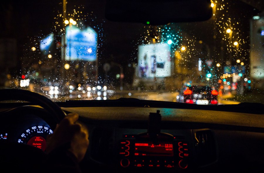 Внутри машины ночью