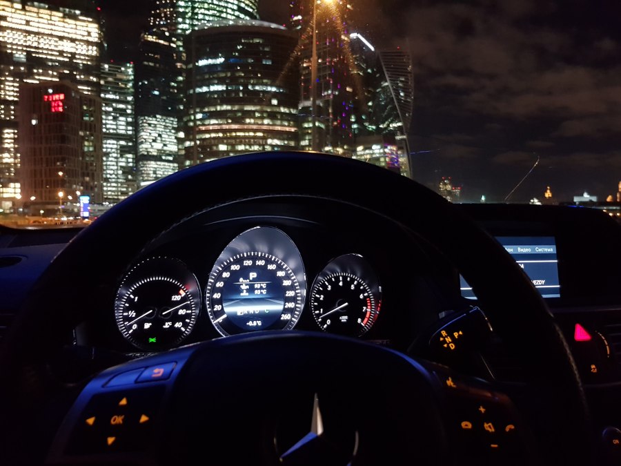 Вид через лобовое стекло автомобиля