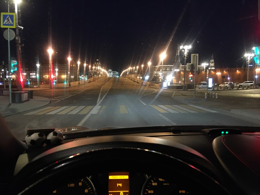 Порше Кайен ночью Москва