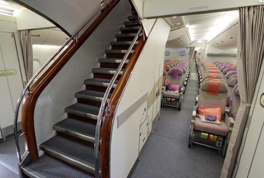 Airbus a380-800 Emirates лестница