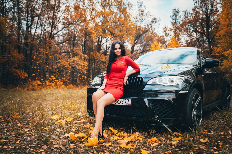 Красивые брюнетки возле машины