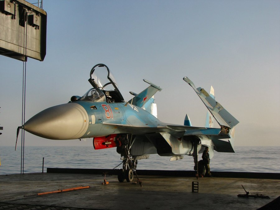 Су-33 палубный истребитель