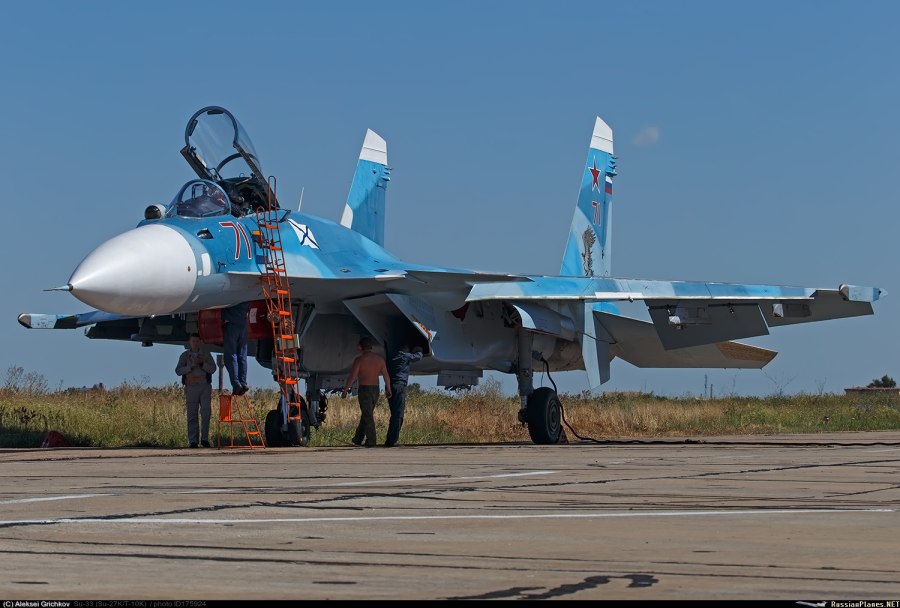 Самолёт Су-33уб