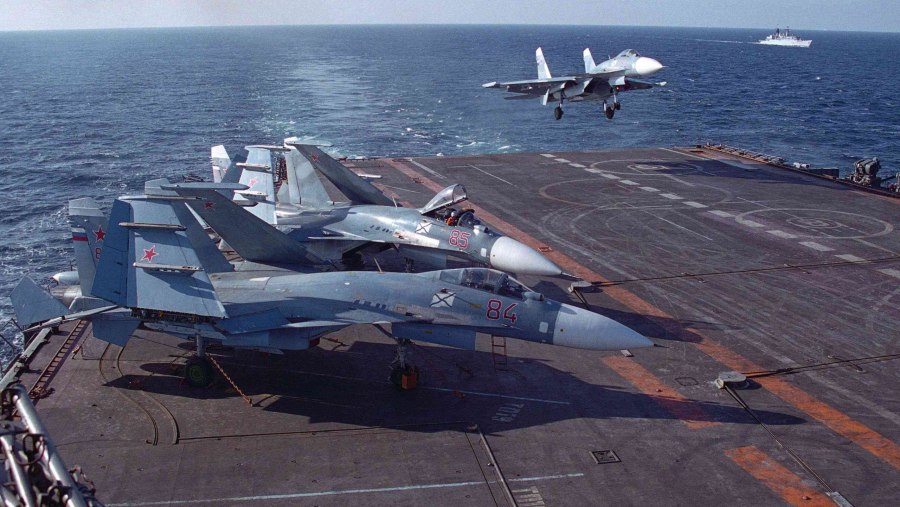Истребитель корабельного базирования Су-33