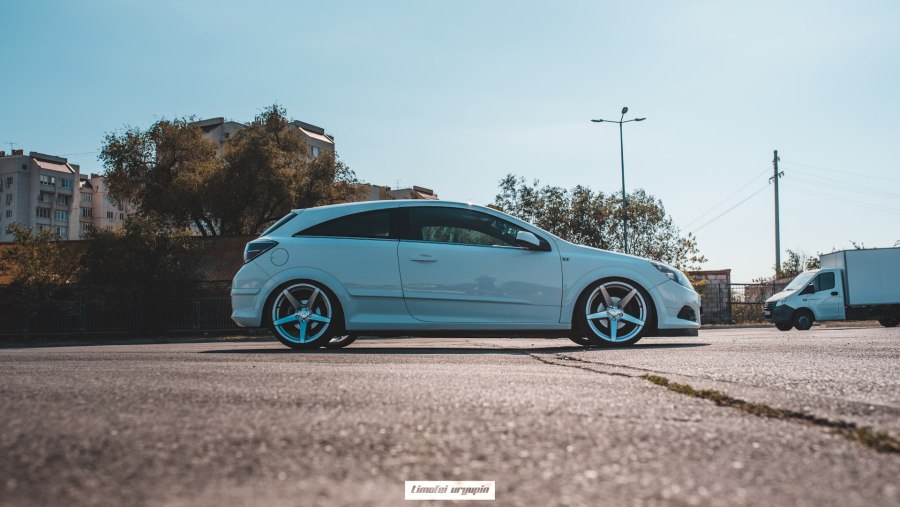 Opel Astra h желтый