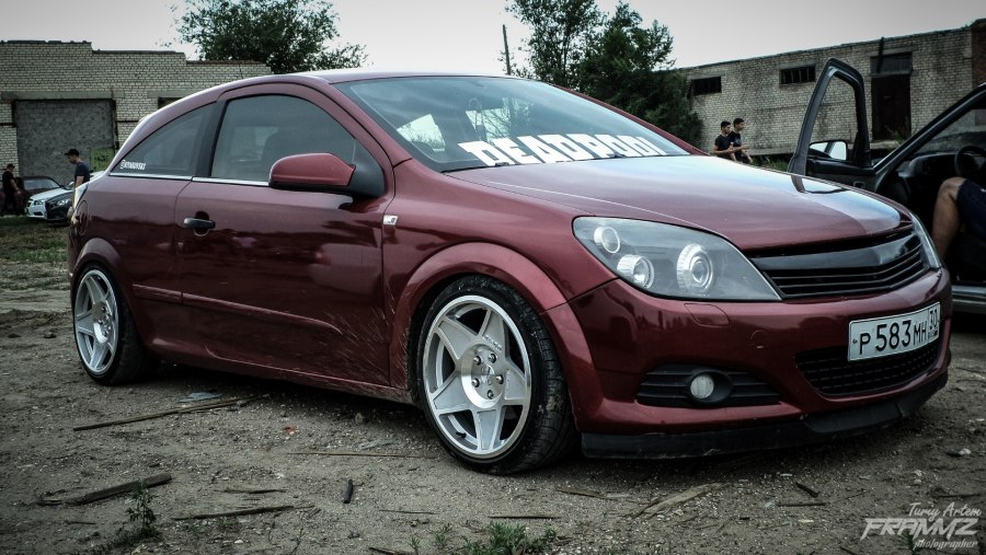 Opel Astra GTC stance