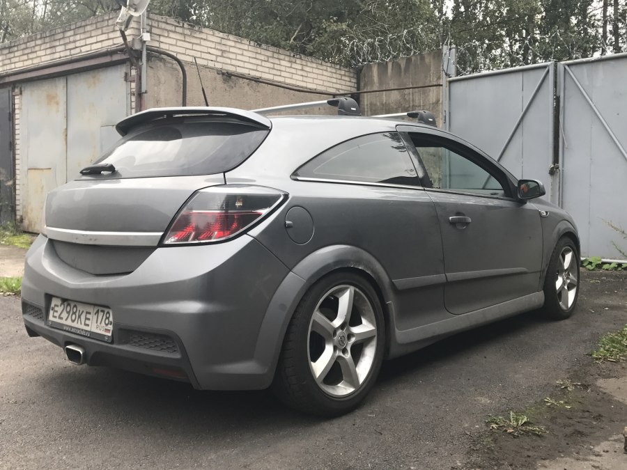 Opel Astra OPC stance