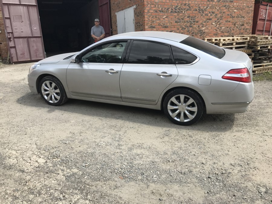 Nissan Teana серебристая колеса r18