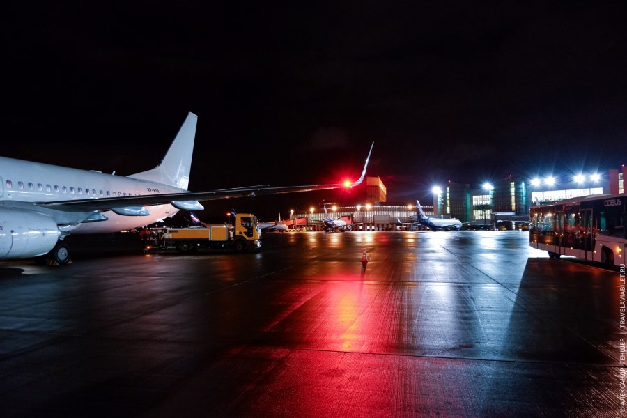 Боинг 737 в Шереметьево ночью