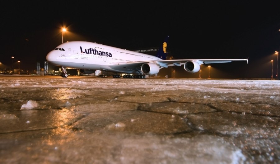 Боинг 747 в аэропорту ночью