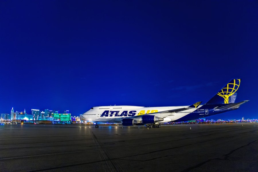 Боинг 747 ночью