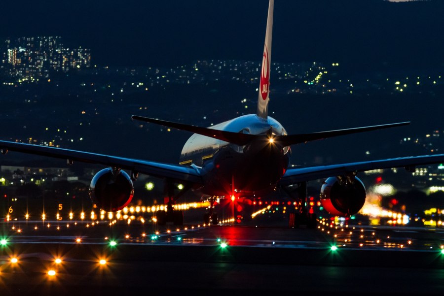Самолет Боинг 777 ночь