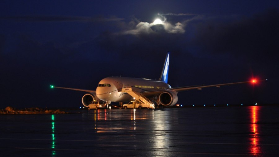 Боинг 737 в аэропорту ночью