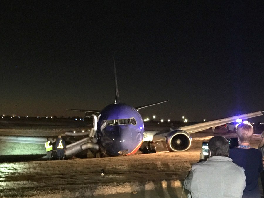 Боинг 737 в аэропорту ночью