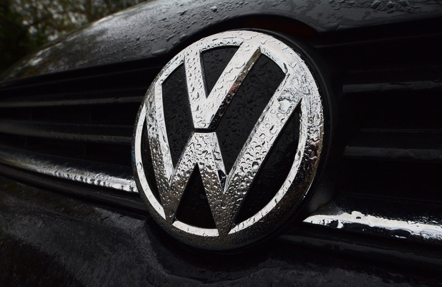 Передний знак Volkswagen Jetta 5
