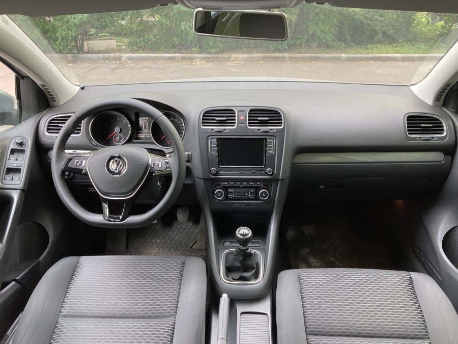 Volkswagen Golf 2011 салон