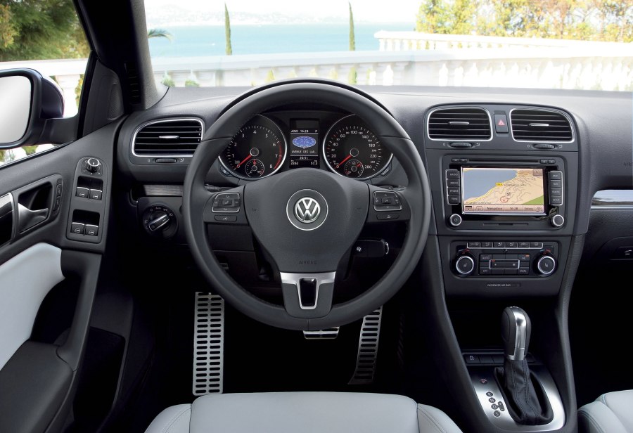 Volkswagen Golf 2010 Interior