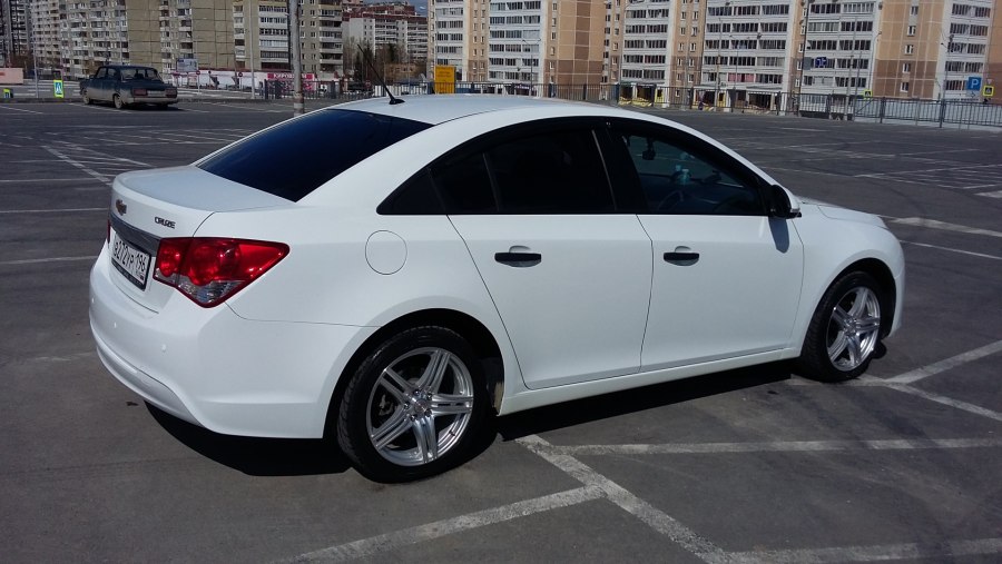 Chevrolet Cruze белый седан
