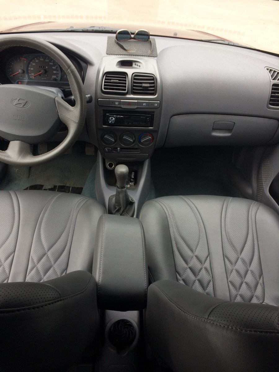 Hyundai Accent черный салон