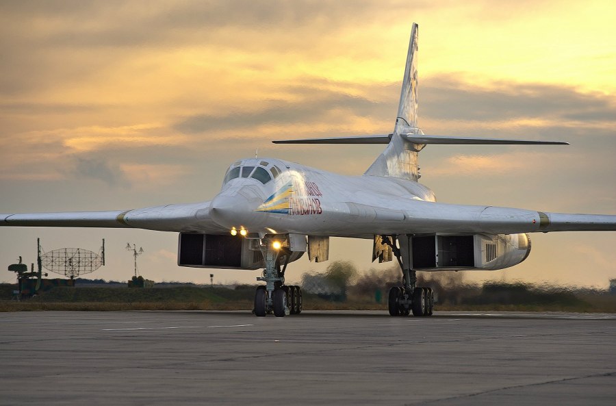 Стратегический сверхзвуковой ракетоносец-бомбардировщик ту-160