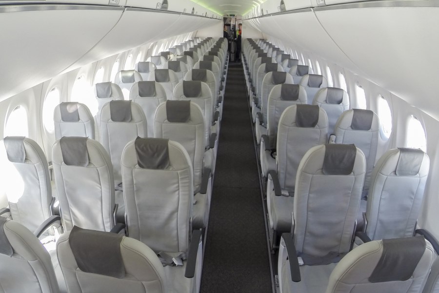 Bombardier cs300 салон