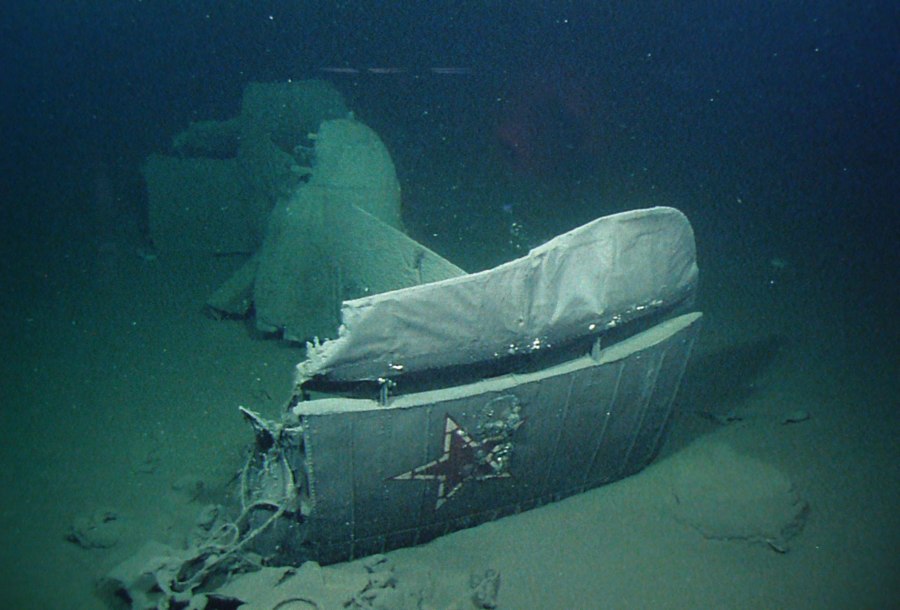 Самолет под водой