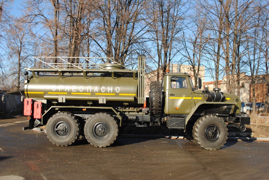 Урал бензовоз военный 5557