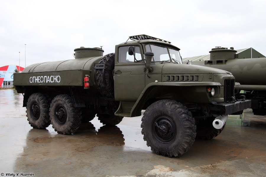 Урал 4320 бензовоз военный