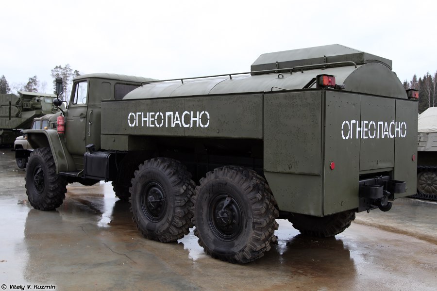 Урал 4320 военный заправщик