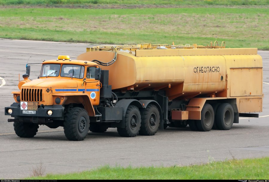 Урал 5557 бензовоз