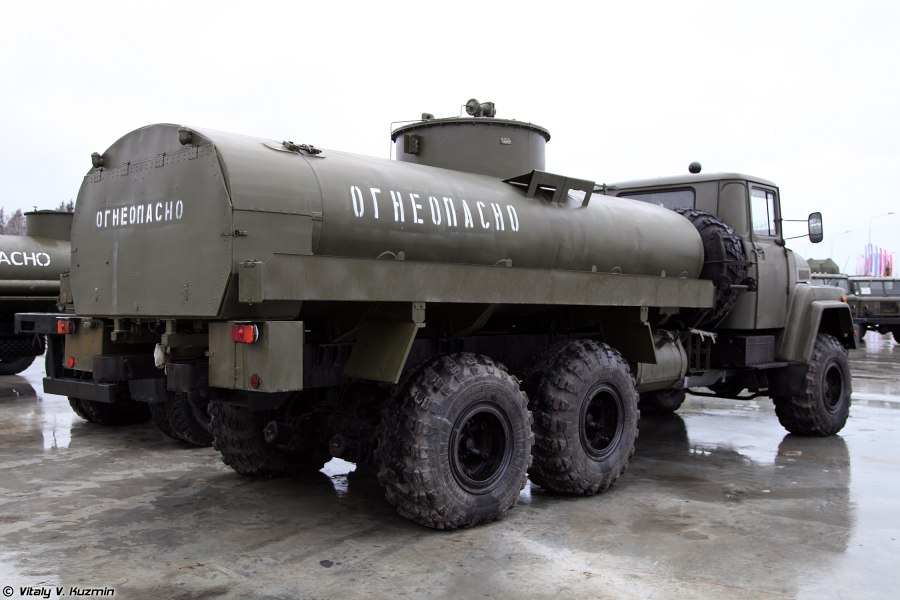 Урал бензовоз военный