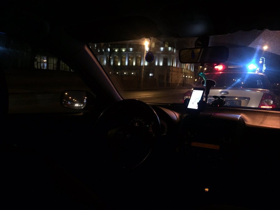 В машине полиции ночью летом