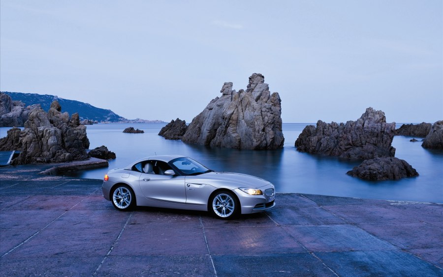 Aston Martin Vantage 2020 вид сбоку