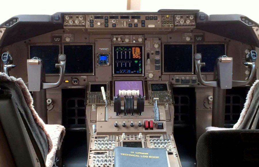 747-800 Cockpit