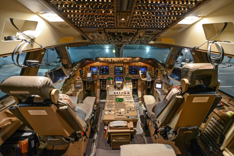 Боинг 747 кокпит